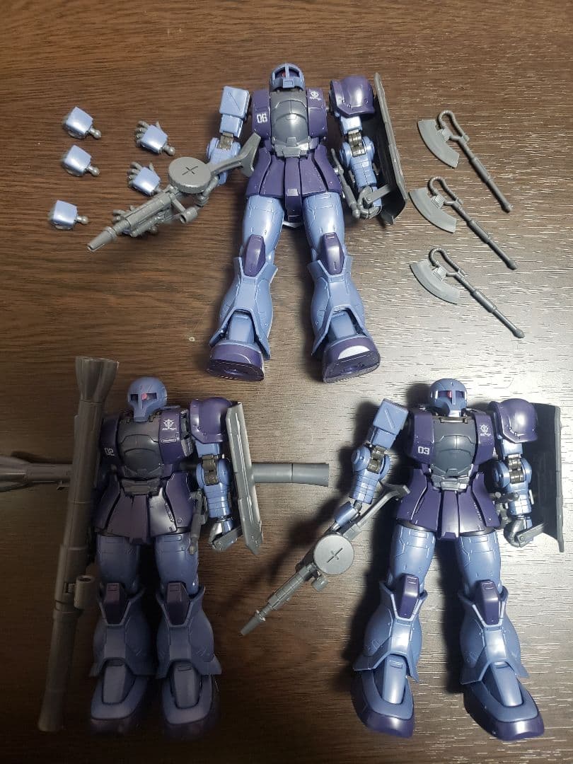 暇*人様 HGザクⅠ(黒い三連星機体セット)ジャンク品