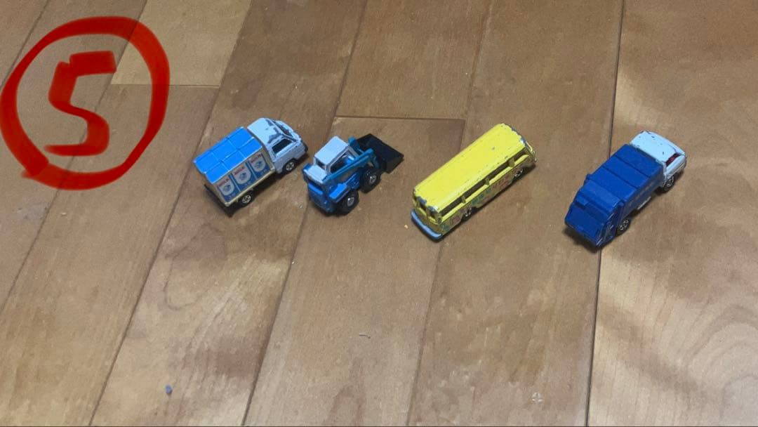 TAKARA TOMYトミカ＆ミニカーの多様な車両（100台以上）とパーキング付