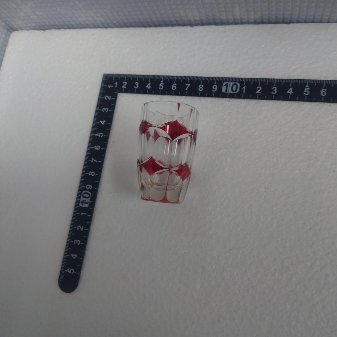 カットガラスの赤いショットグラス