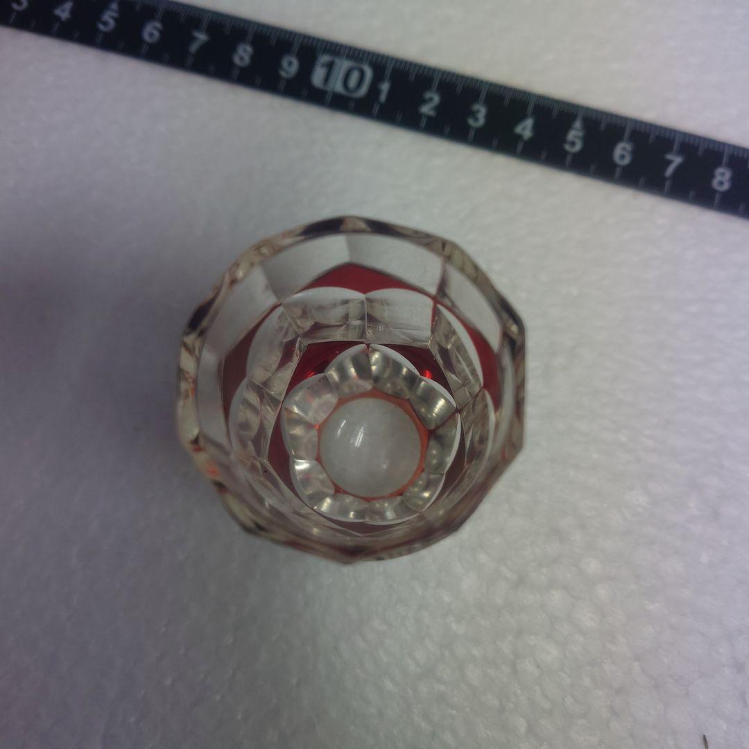 カットガラスの赤いショットグラス