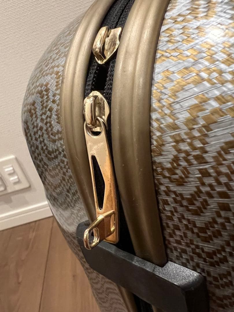 Samsonite 革新的なス一ツケ一ス発売10周年を記念した、スペシャルな限定