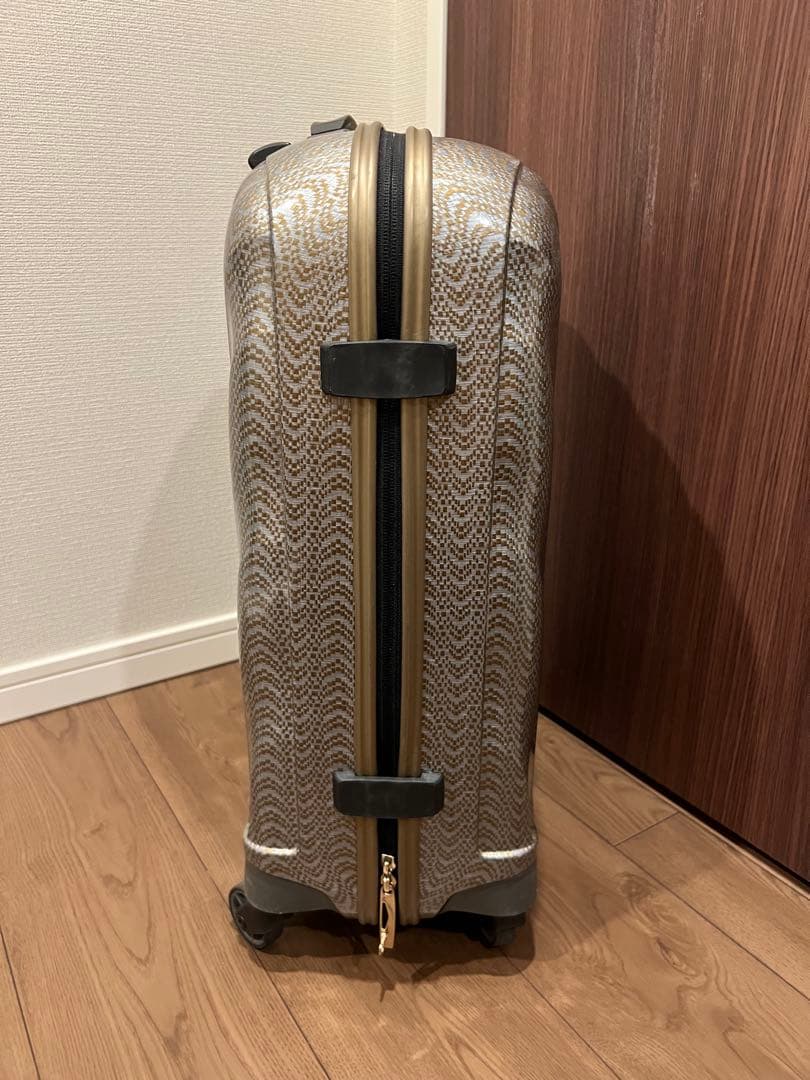 Samsonite 革新的なス一ツケ一ス発売10周年を記念した、スペシャルな限定