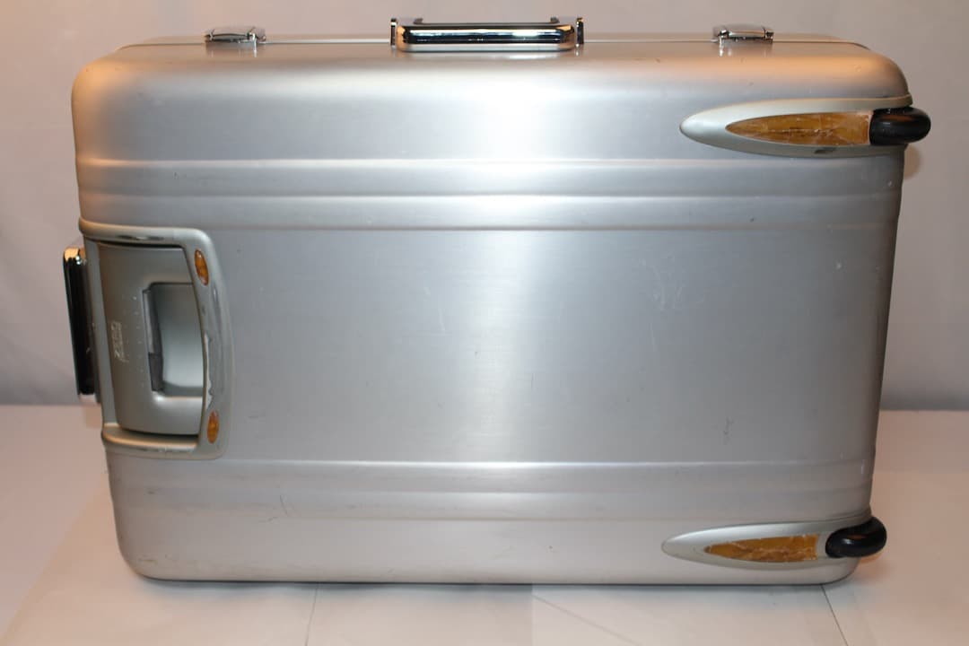 ZERO HALLIBURTON ゼロハリバートン スーツケース シルバー　中古