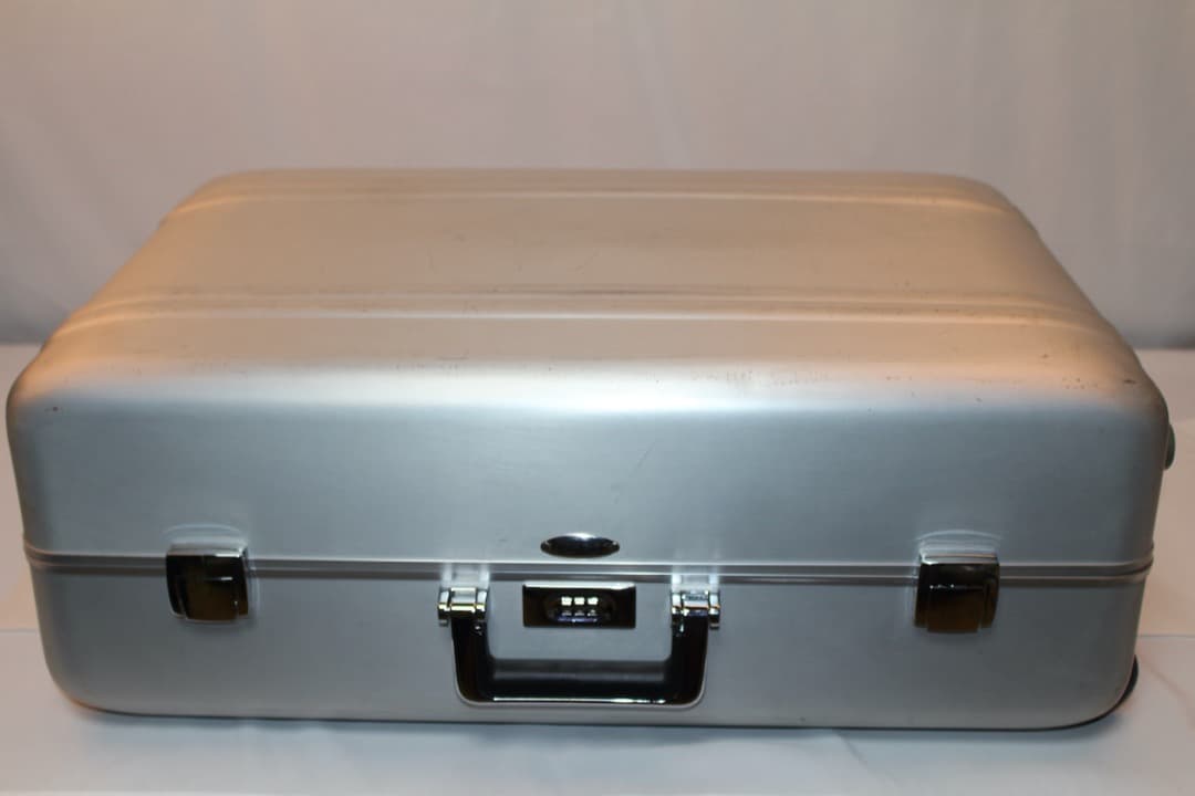 ZERO HALLIBURTON ゼロハリバートン スーツケース シルバー　中古