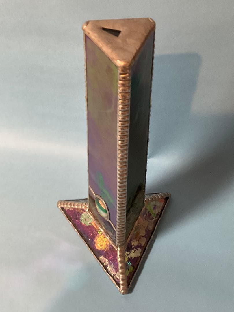 装飾的な紫と緑のガラスアート　万華鏡