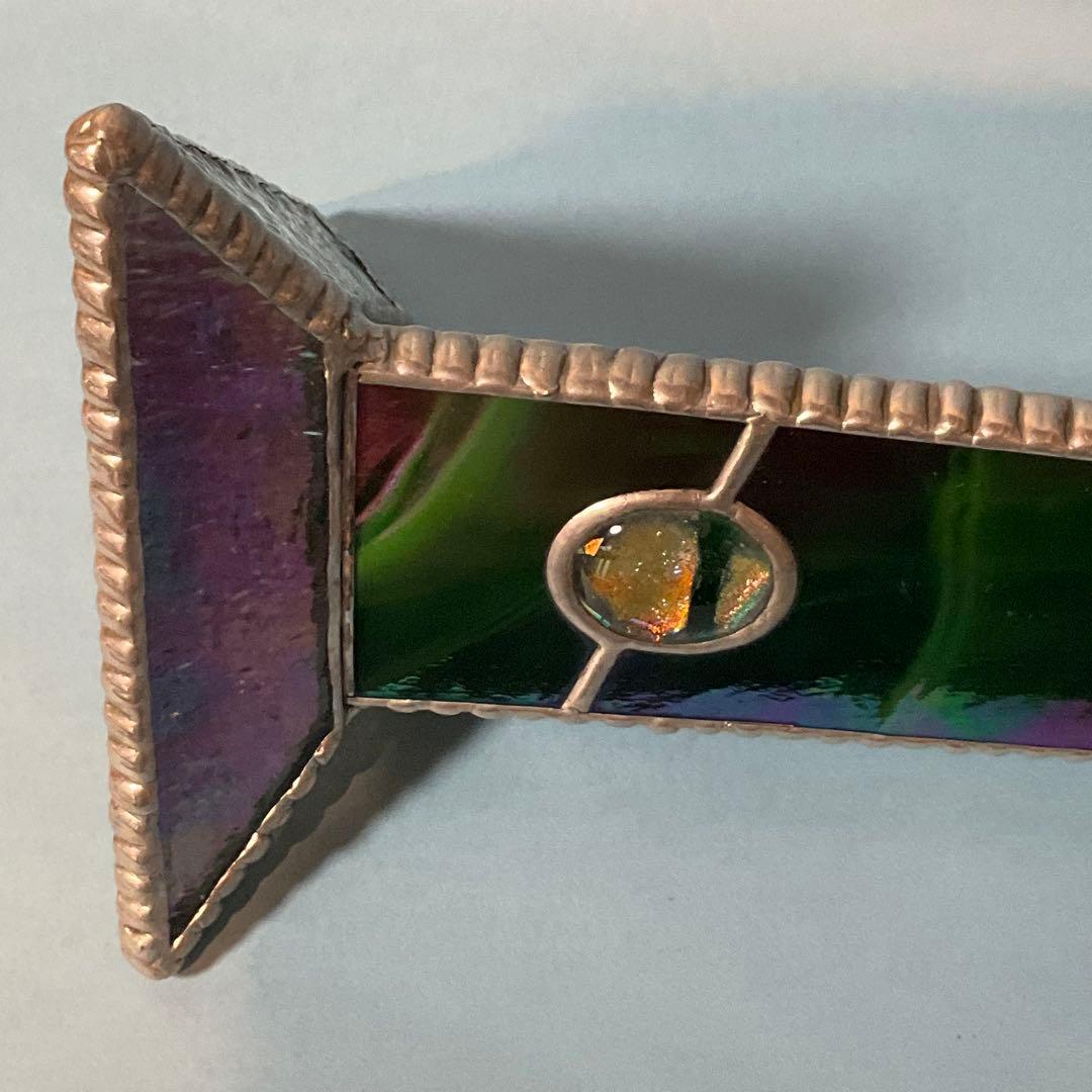 装飾的な紫と緑のガラスアート　万華鏡