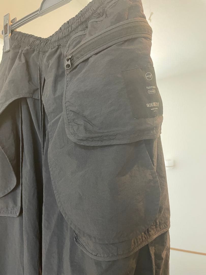 テアトラ　ブラック　パンツ