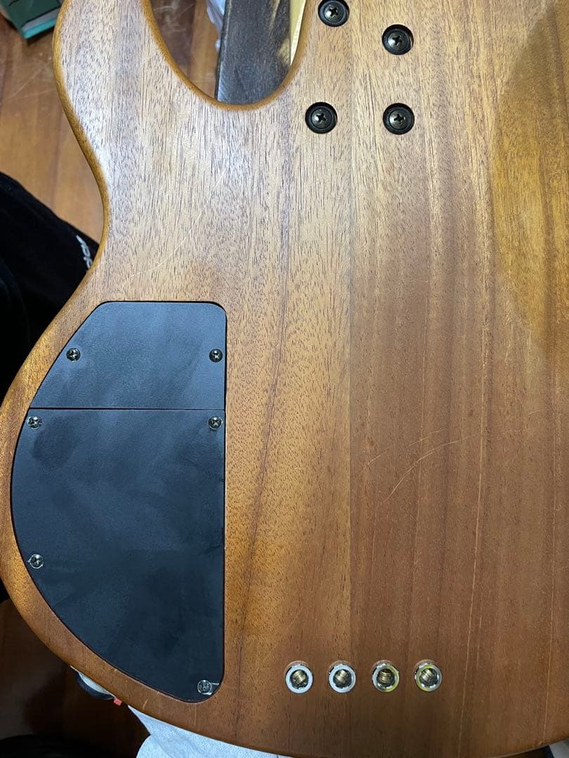 エレキベース　Ibanez ATK1300