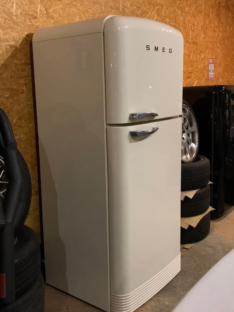 SMEG（スメッグ）社製冷凍冷蔵庫　クリーム 100V FAB50P 右開き