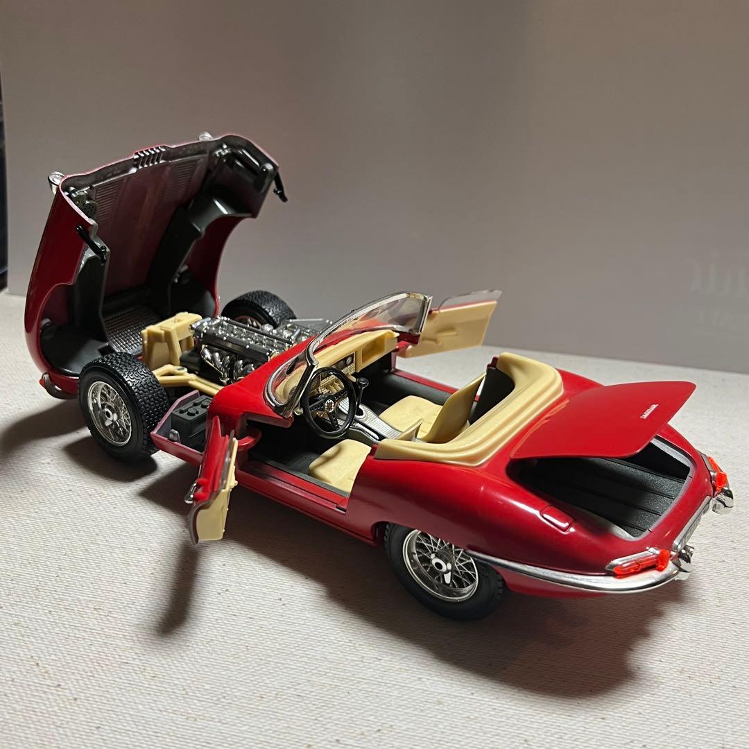 JAGUAR E-Type (1961年) 1/18スケールモデル レッド