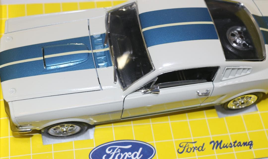 貴重　JOUEFエボリューション製 フォード・ムスタング　白　１／１８　中古品