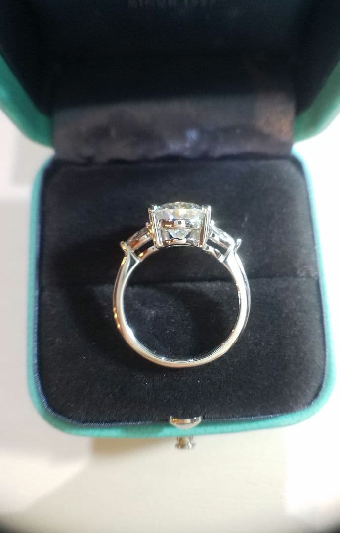 マーフィー様！最高級モアサナイト ペアシェイプ 3ストーンリング