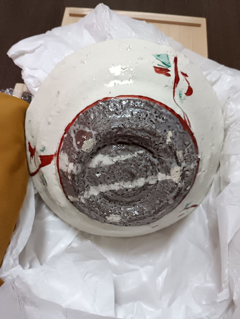 赤と緑の装飾陶器皿