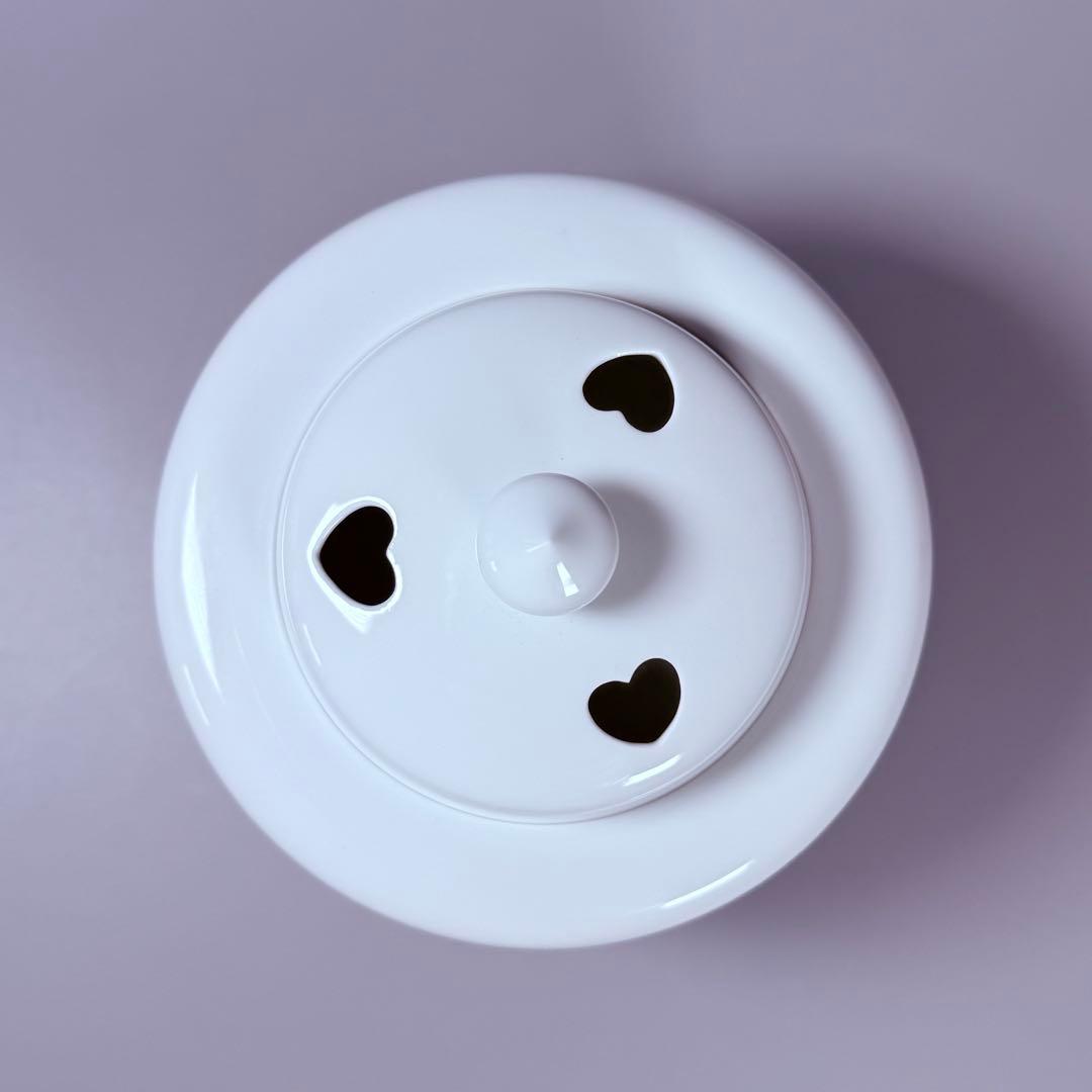 奥川俊右衛門　白磁梅彫文三つ足香炉　共箱　共布　初代奥川忠右衛門に師事　究極白磁