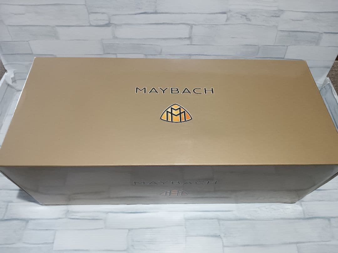 1/18 メルセデス　マイバッハ　57 ディーラー品　ミニカー