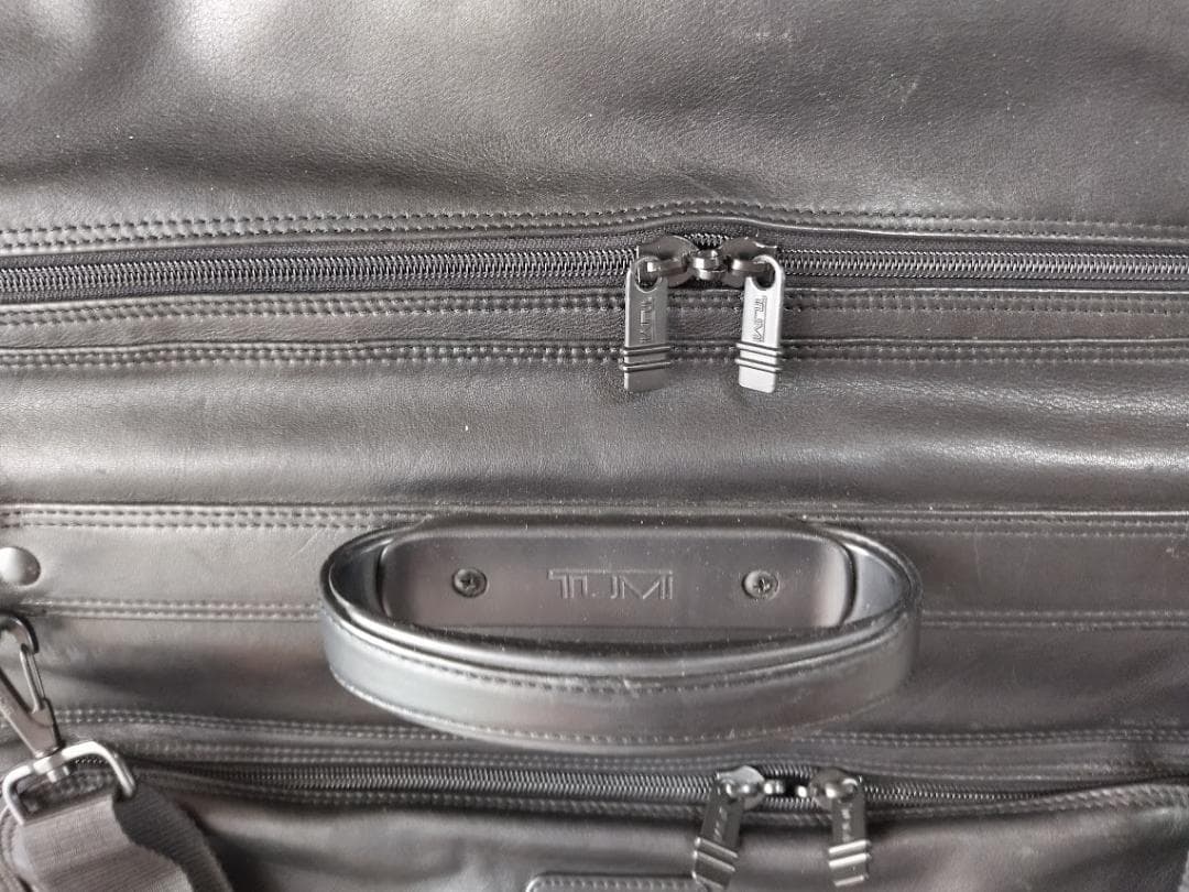 TUMI レザー ブラック ガーメントバッグ スーツ ビジネス 出張 旅行