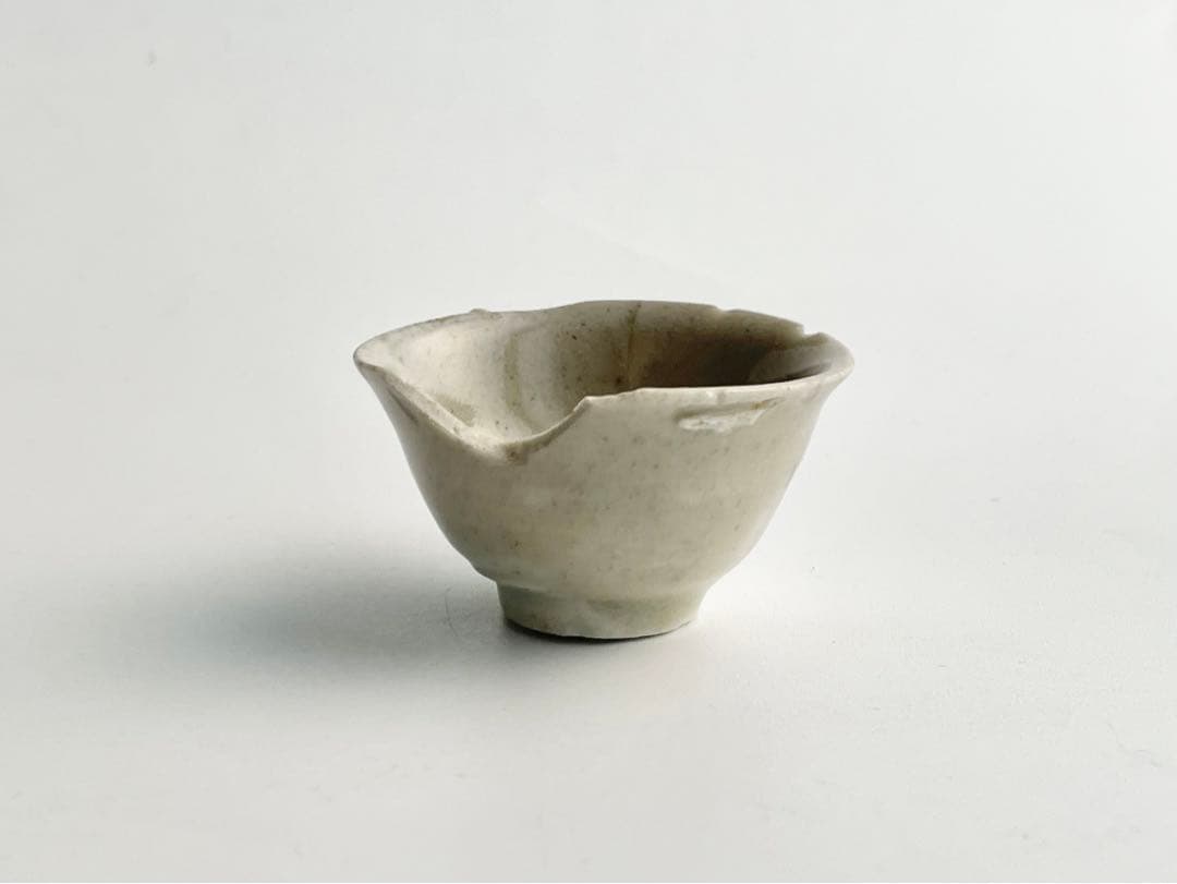 骨董　アンティーク　初期伊万里　白磁盃　杯　酒器　酒杯　猪口　残欠　出土　発掘