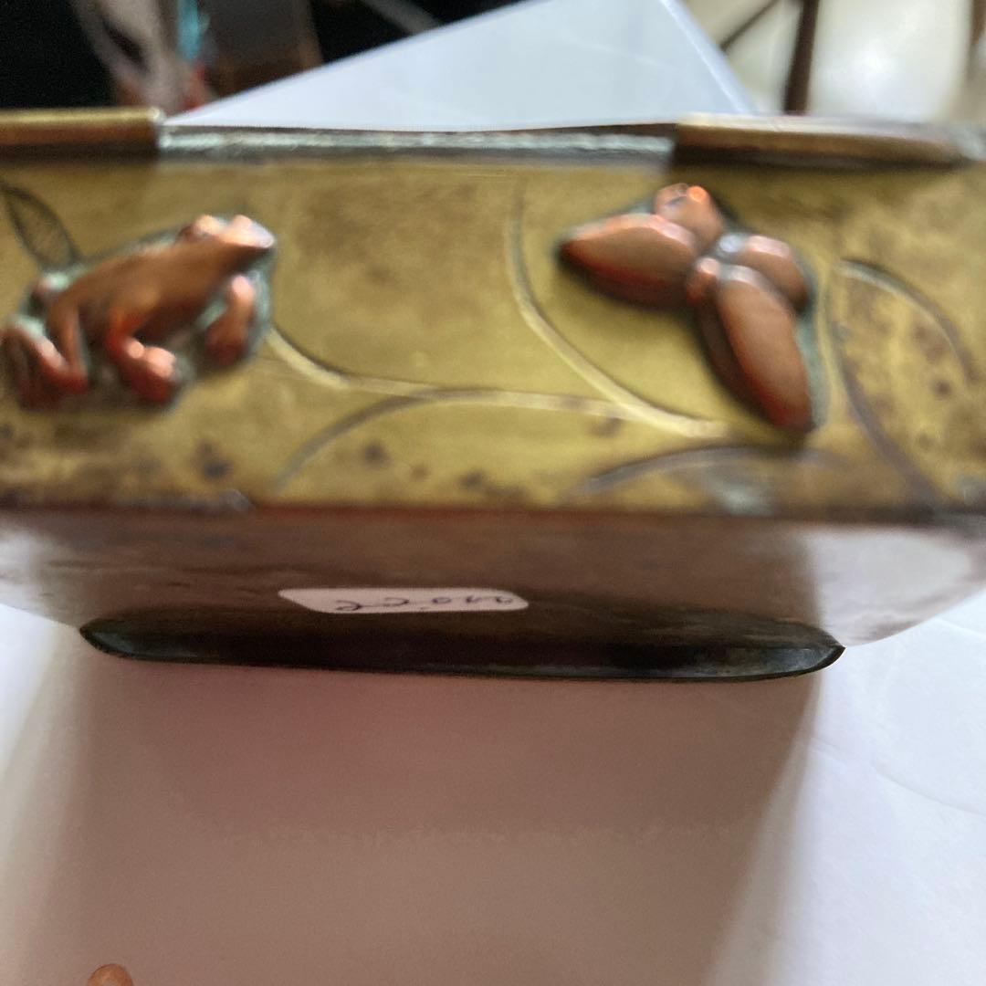 金色のカエルと蟹、蝶、バッタ、トンボなどの彫金箱
