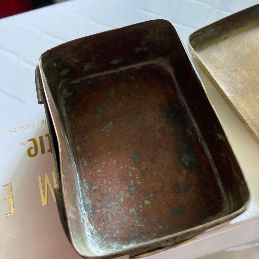 金色のカエルと蟹、蝶、バッタ、トンボなどの彫金箱