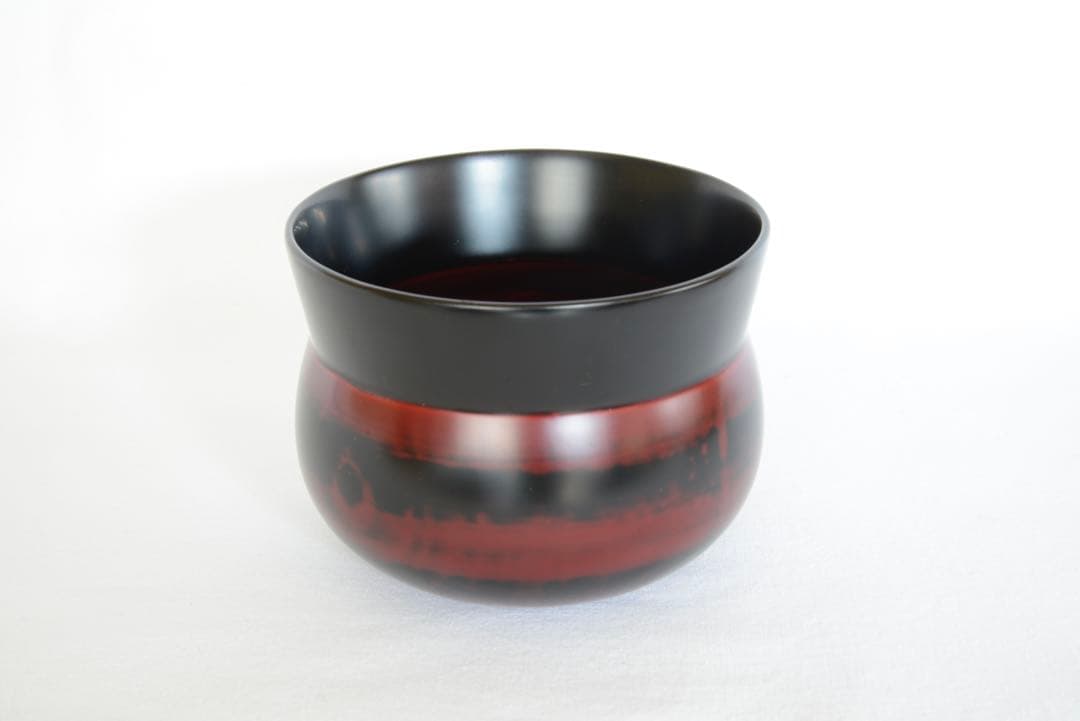角有伊の漆器椀 黒と赤の漆塗り