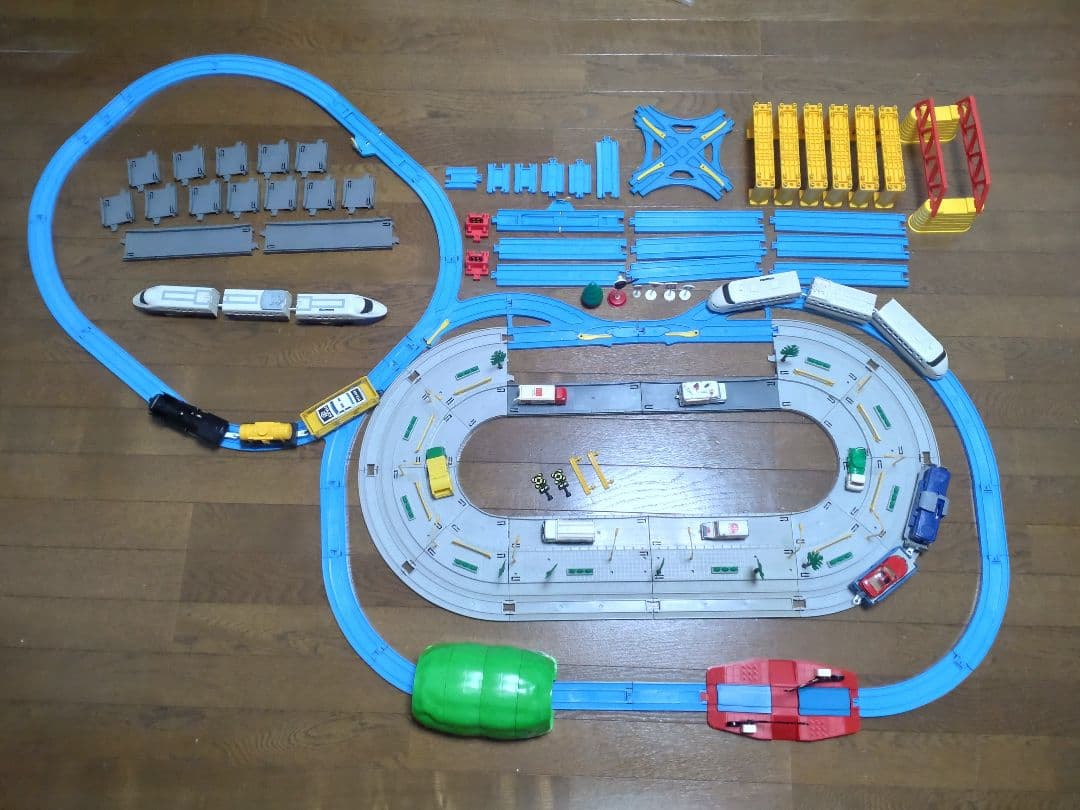 「プラレール」と「ストレートレール＆どうろ」セット
