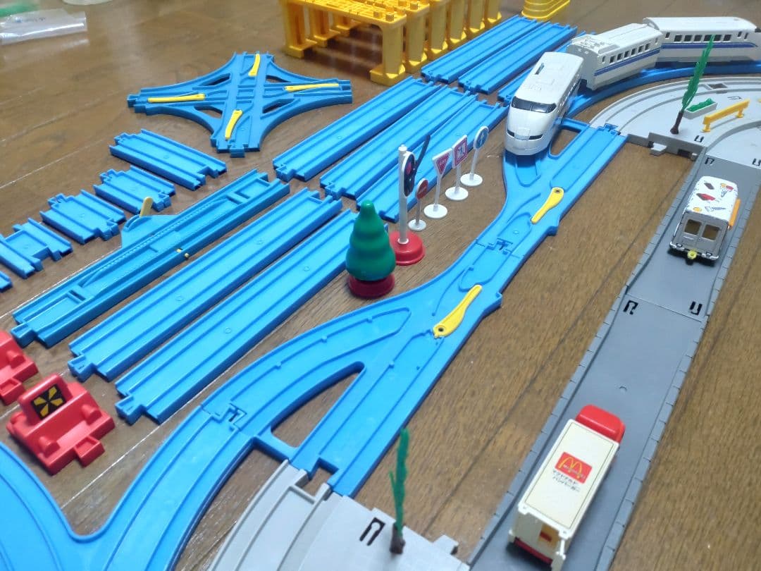 「プラレール」と「ストレートレール＆どうろ」セット