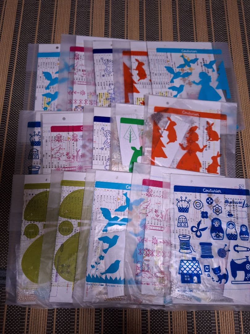 フェリシモ　グラスビーズ連続模様の小さなモチーフ　15回分