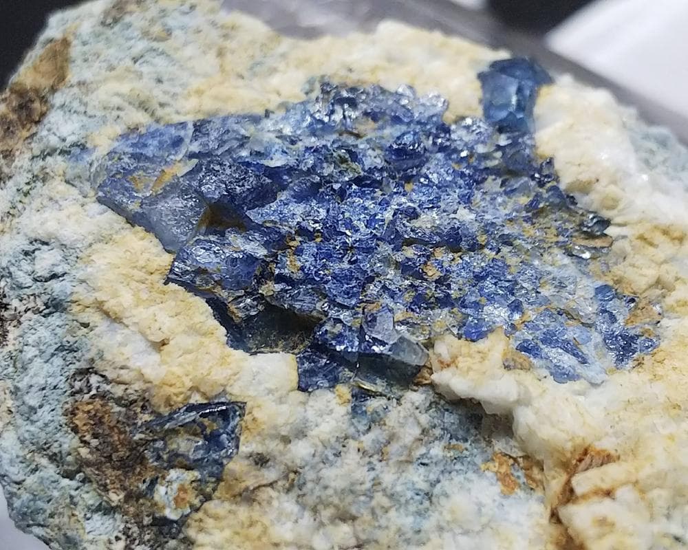 350 ベニトアイト 結晶 原石 母岩付き