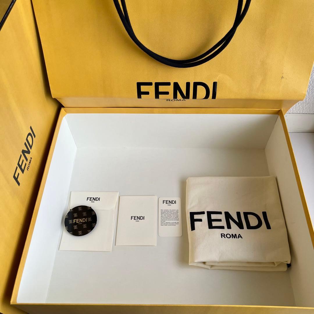 FENDI セレリア ピーカブー ミディアム ブラウン ショルダーバッグ