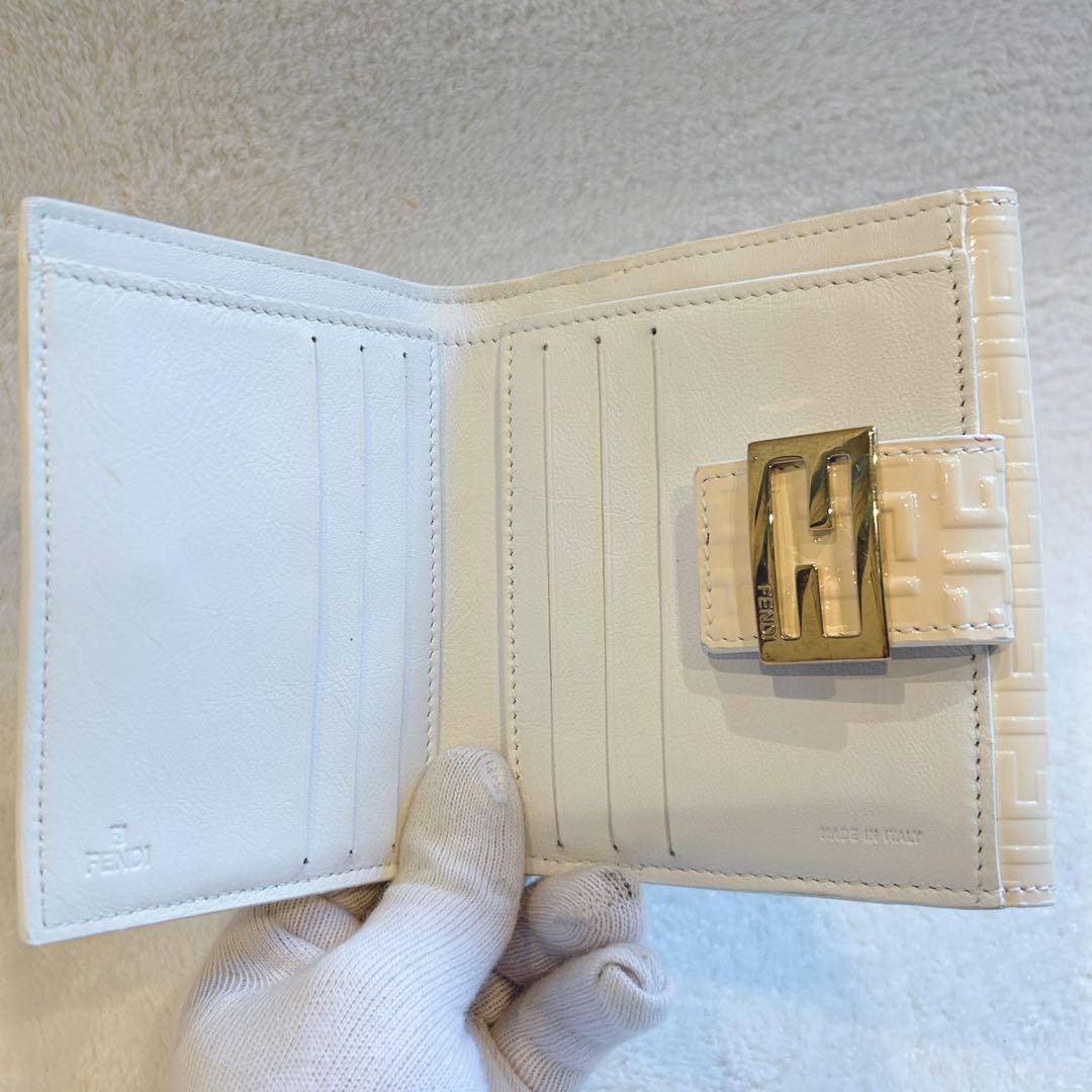 FENDI FFロゴ 型押し エナメル 二つ折り財布 アイボリー 正規品