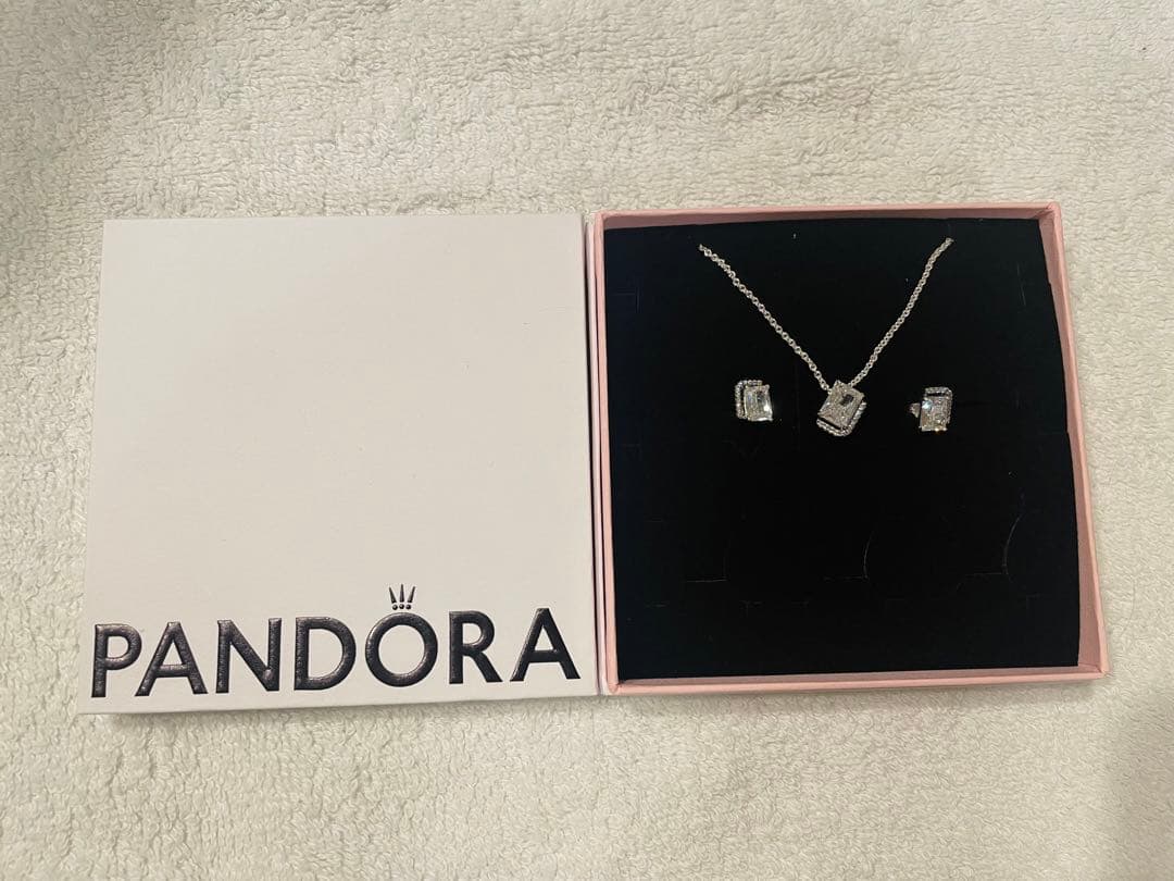 Pandora ネックレスとピアスセット