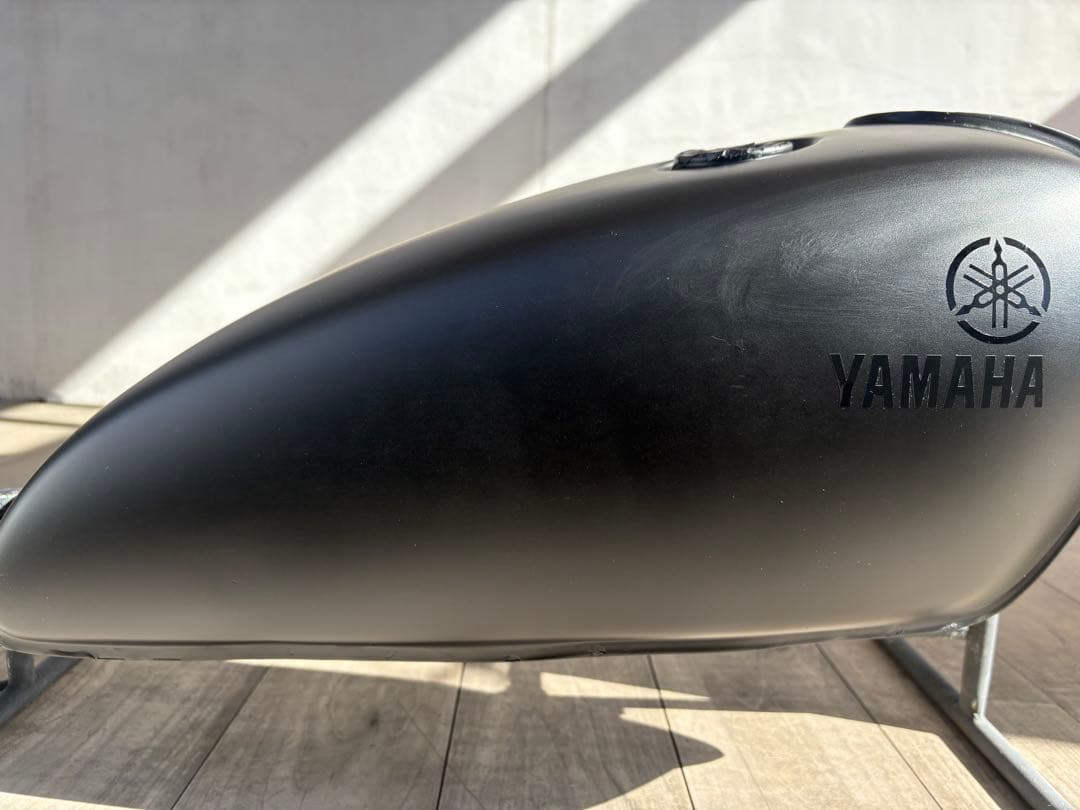 SR400 タンク 自家塗装（マットブラック&艶ありブラックステッカー）