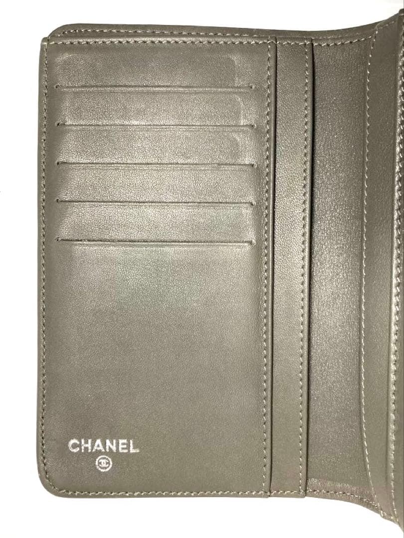 シャネル　キャビアスキン　レザー　ココマーク　セブルガ　二つ折り財布