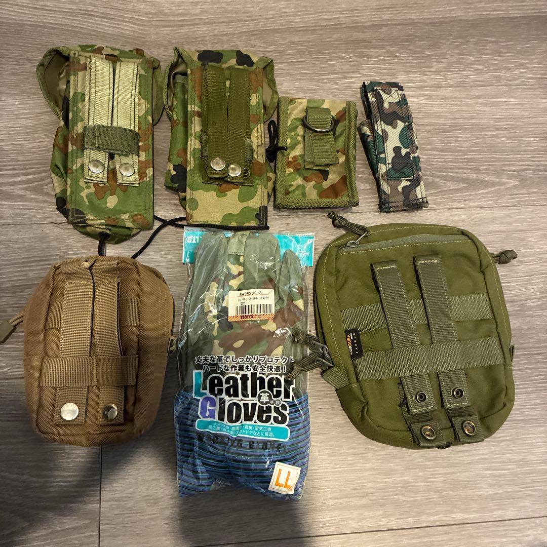 迷彩ポーチ複数個、3弾倉弾納×2とレザーグローブセット