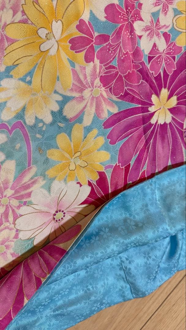 華やかな　花柄　振袖　水色