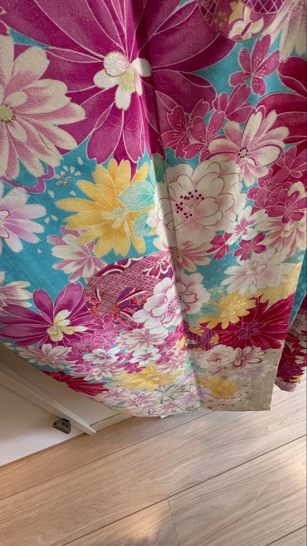 華やかな　花柄　振袖　水色