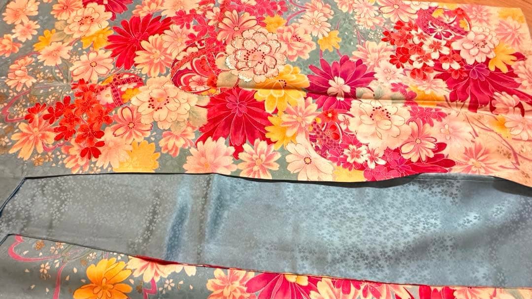 華やかな　花柄　振袖　水色