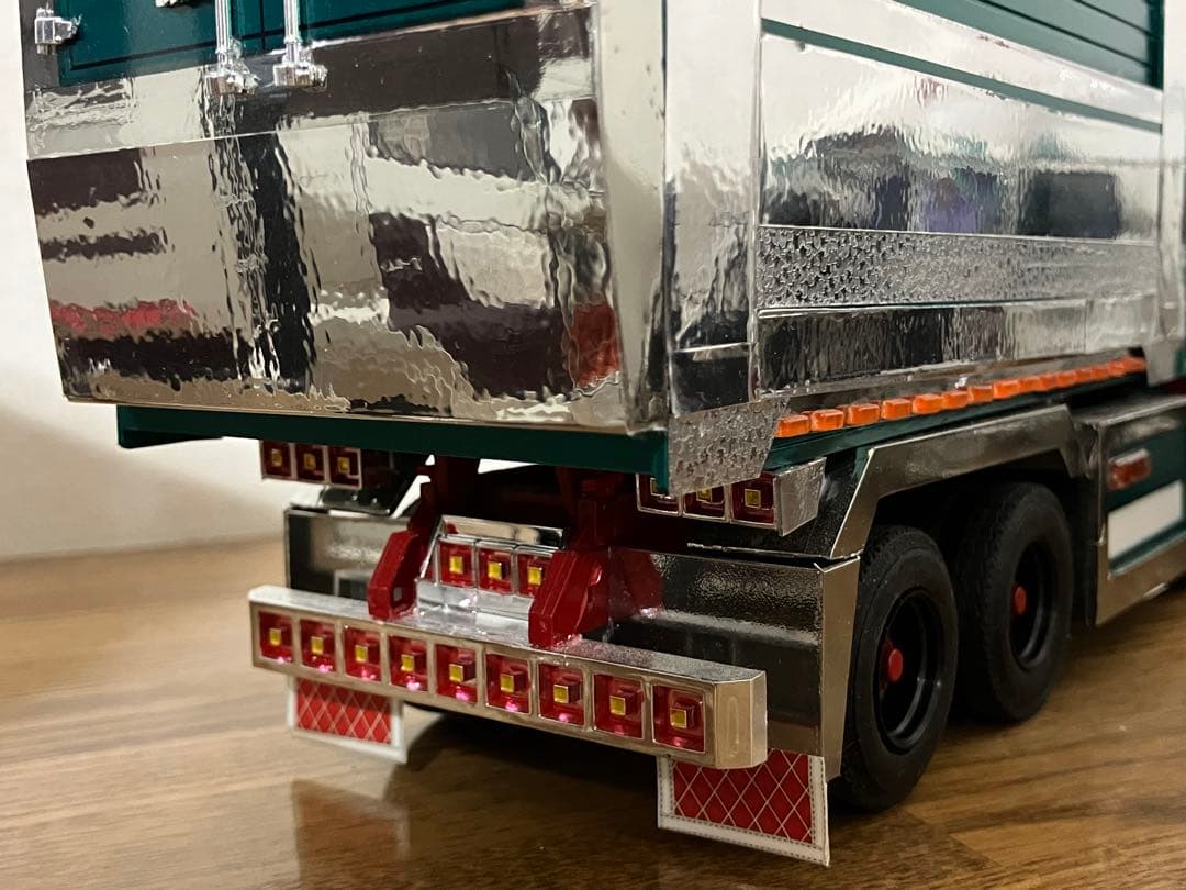 プロフィアデカ箱ダンプ1／32完成品