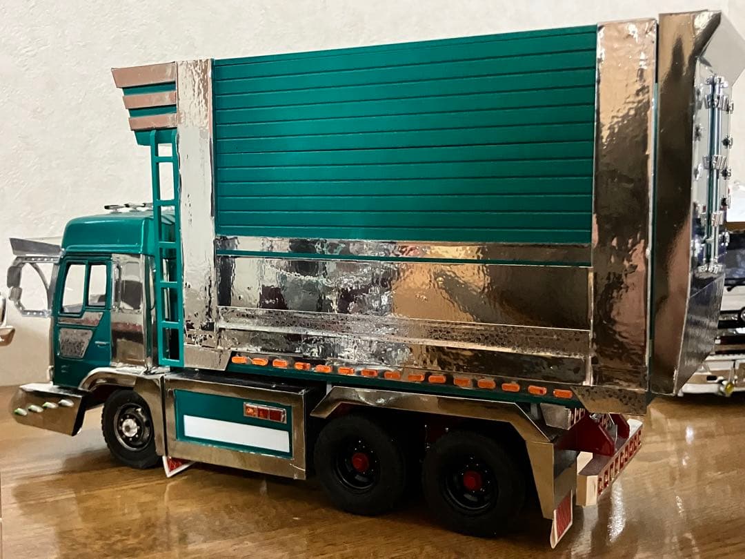 プロフィアデカ箱ダンプ1／32完成品