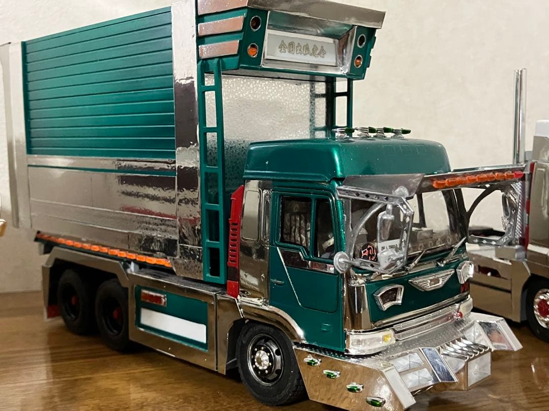 プロフィアデカ箱ダンプ1／32完成品