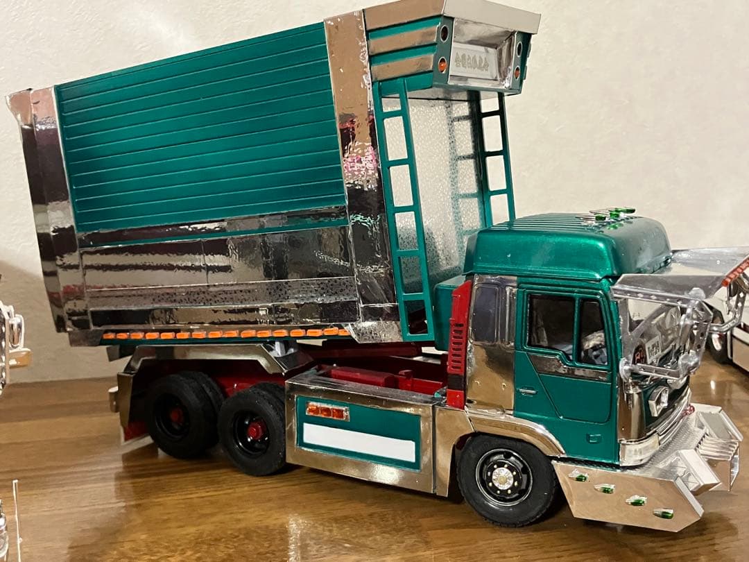 プロフィアデカ箱ダンプ1／32完成品