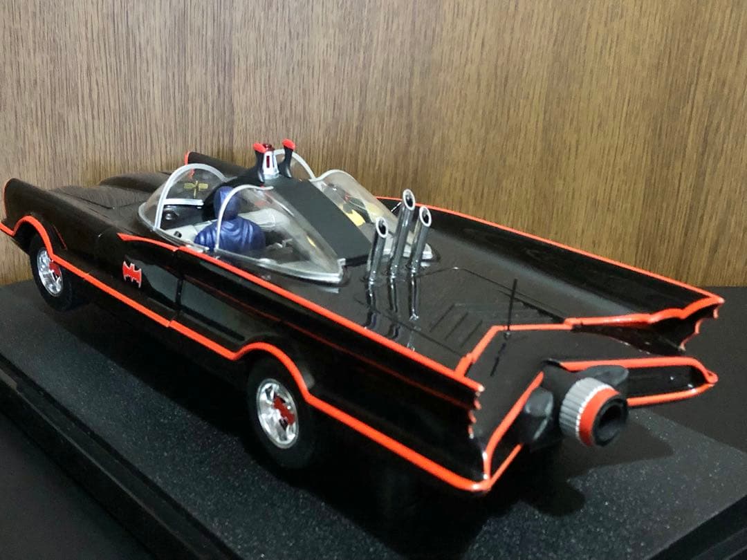 ★絶版！￼ マテル 1/18 バットモービルTV版フィギュア付