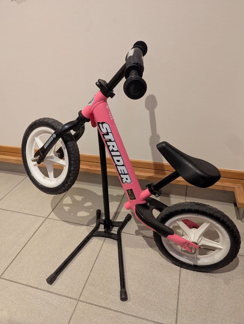 STRIDER ストライダー ピンク カスタム コドモディーポ スタンド付き