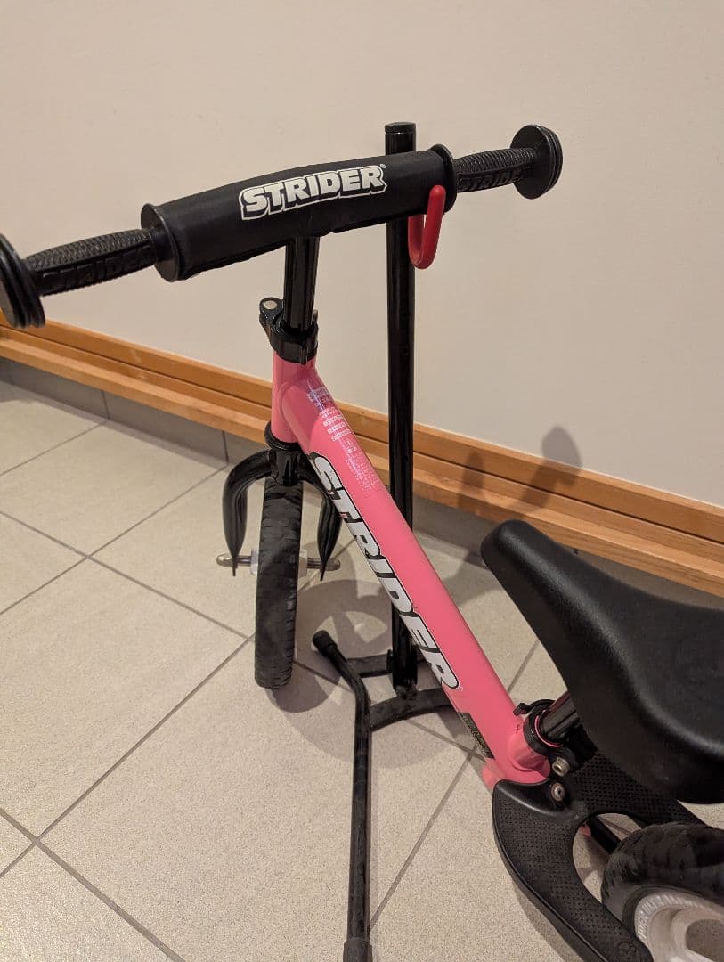 STRIDER ストライダー ピンク カスタム コドモディーポ スタンド付き