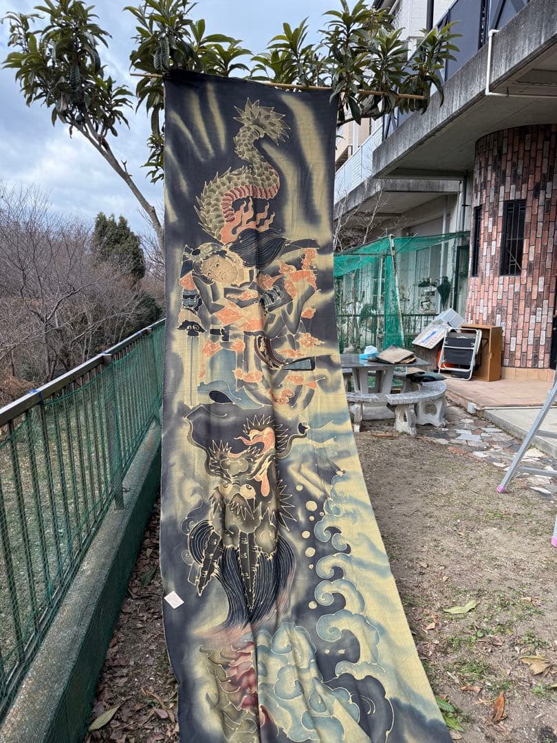 ◯手描きロウケツ染め布、　若武者が悪龍を退治している図