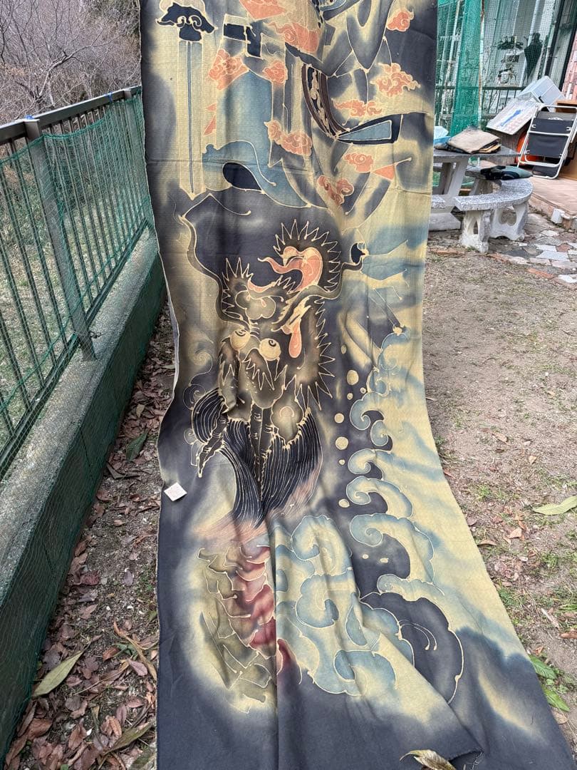 ◯手描きロウケツ染め布、　若武者が悪龍を退治している図