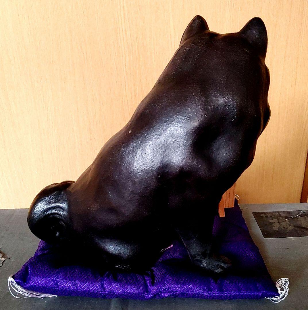 ブロンズ犬の置物 紫色の布台座付き