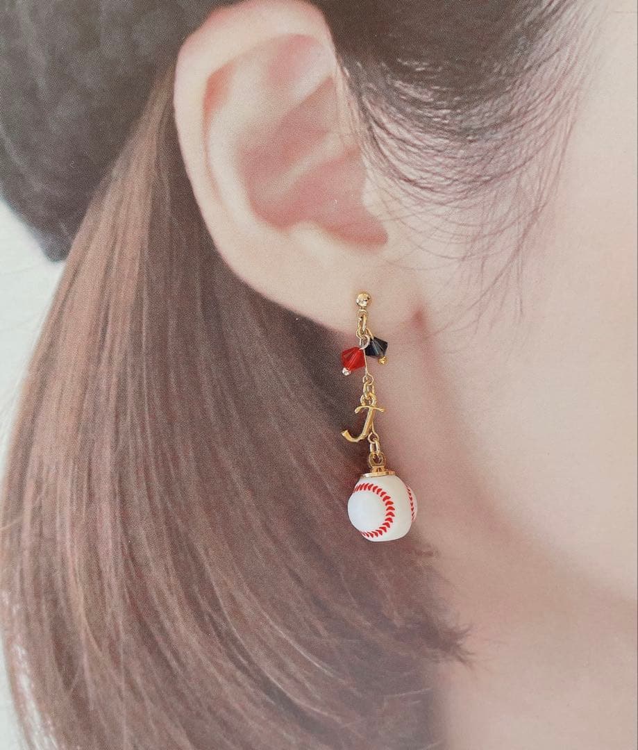 【再販696】⭐️必勝⭐️ 選べるイニシャル×ビーズ　野球ピアス　部活