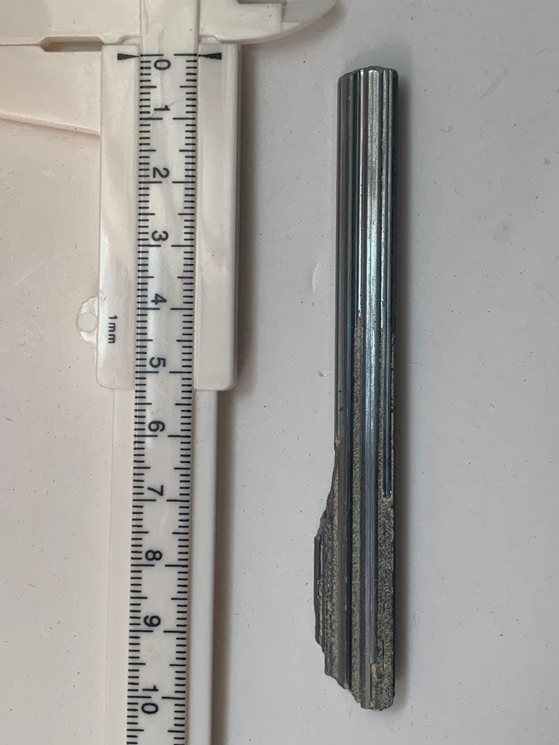 国産鉱物　愛媛県市ノ川鉱山の輝安鉱　スティブナイト　原石　鉱物標本　翡翠　根付