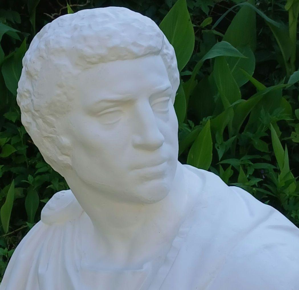 ブルータス胸像。(85cm)